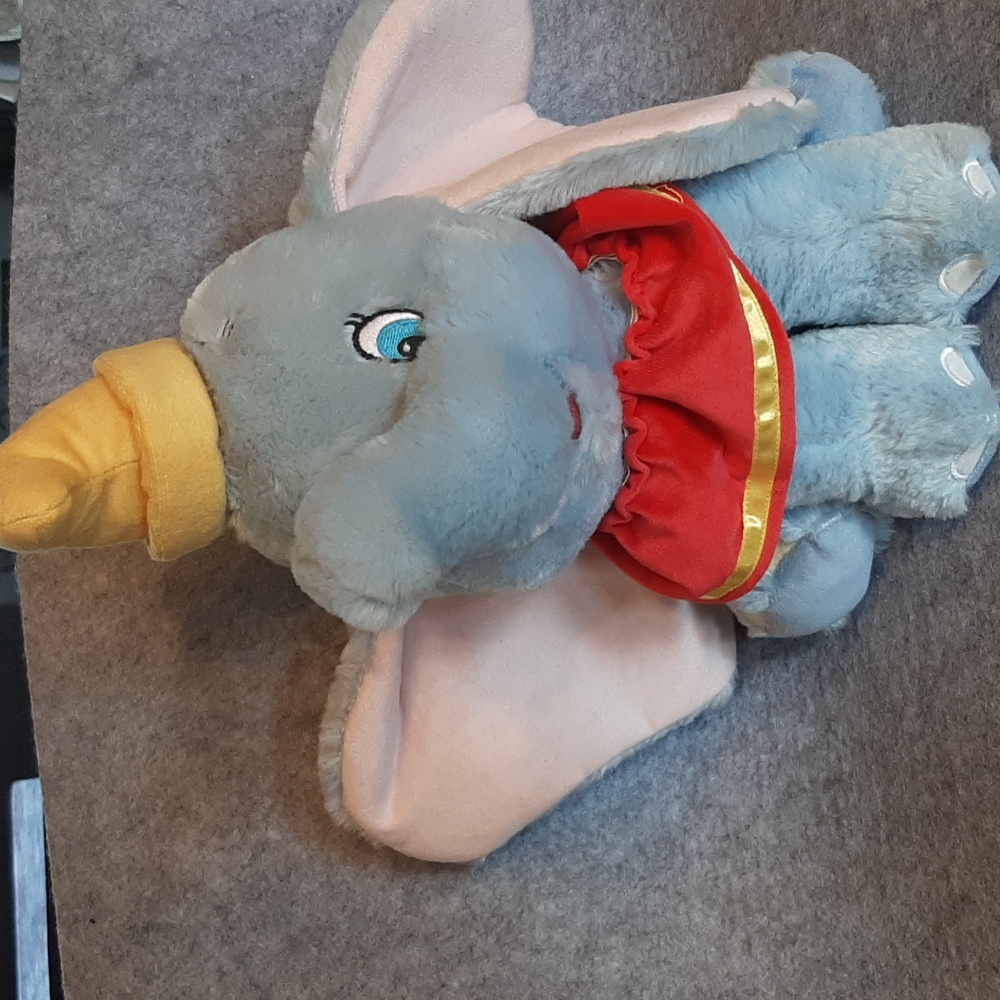 Dumbo 14 inch Disney Store Exclusive Plush  Stuffed Elephant Toy Pre-owned